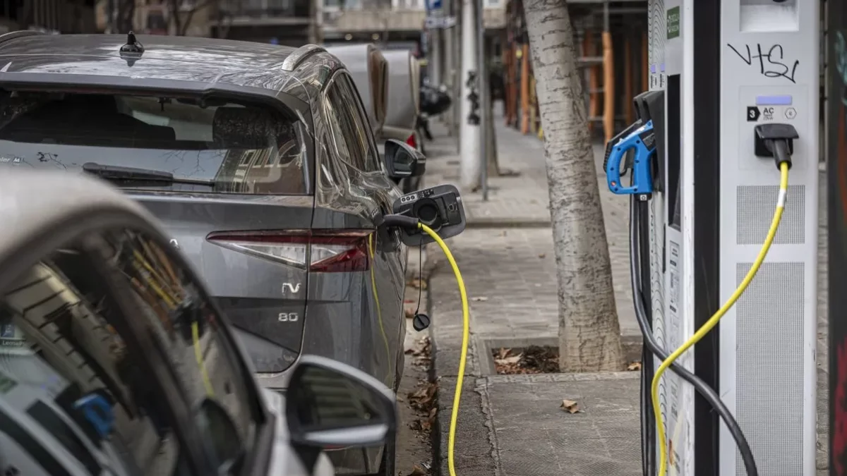 Imatge d’un vehicle elèctric repostant. - JORDI BORRÀS/ACN