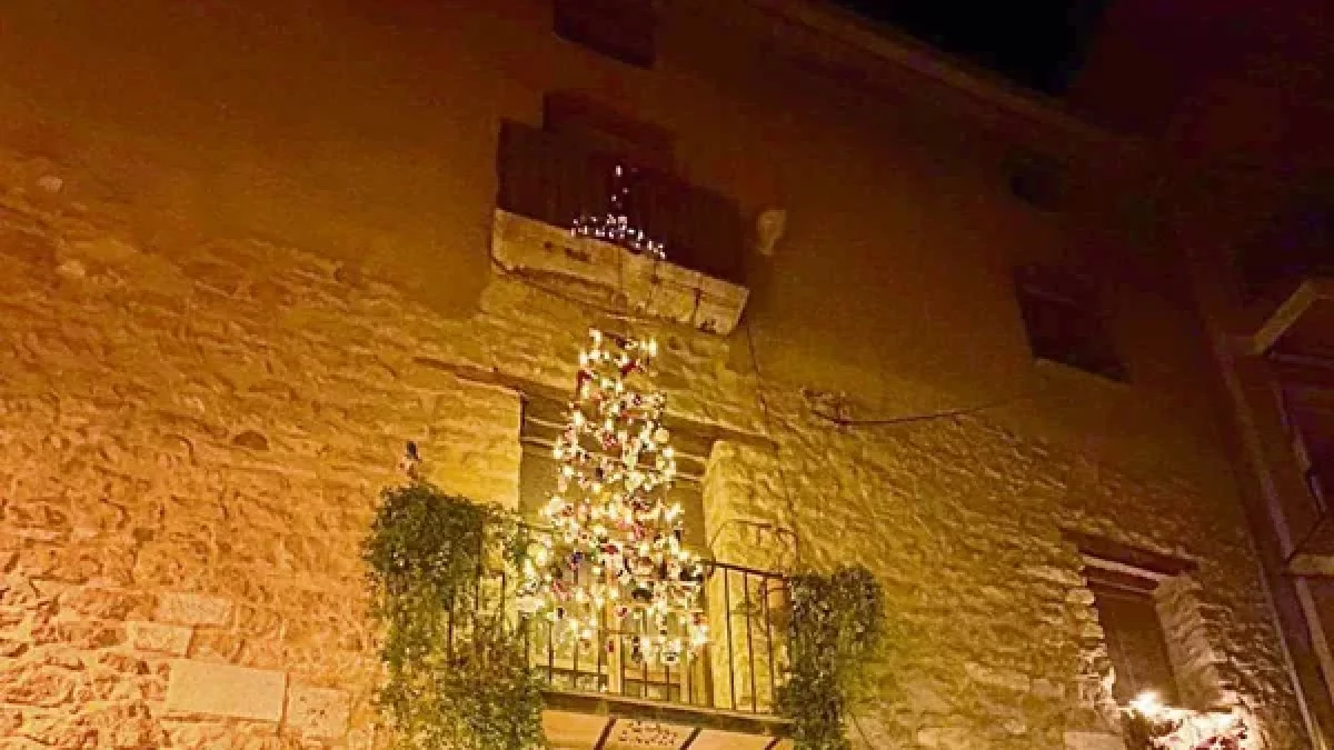 Uno de los balcones engalanados que ha participado en el concurso. - AJUNTAMENT DE CASTELLÓ