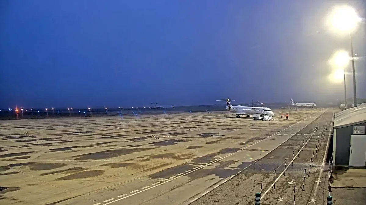 Un avión a punto de salir del aeropuerto de Alguaire. - AEROPORTS