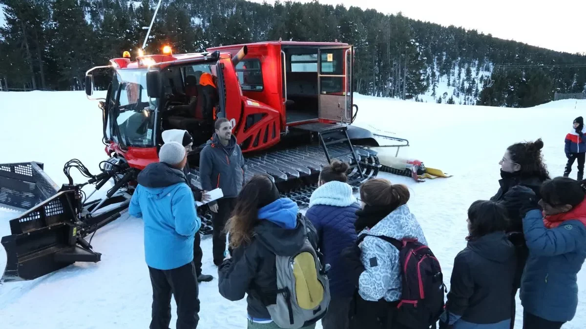 Brindis per celebrar el nou any al pic de l’Orri, a 2.439 metres d’altitud. - EDGAR ALDANA