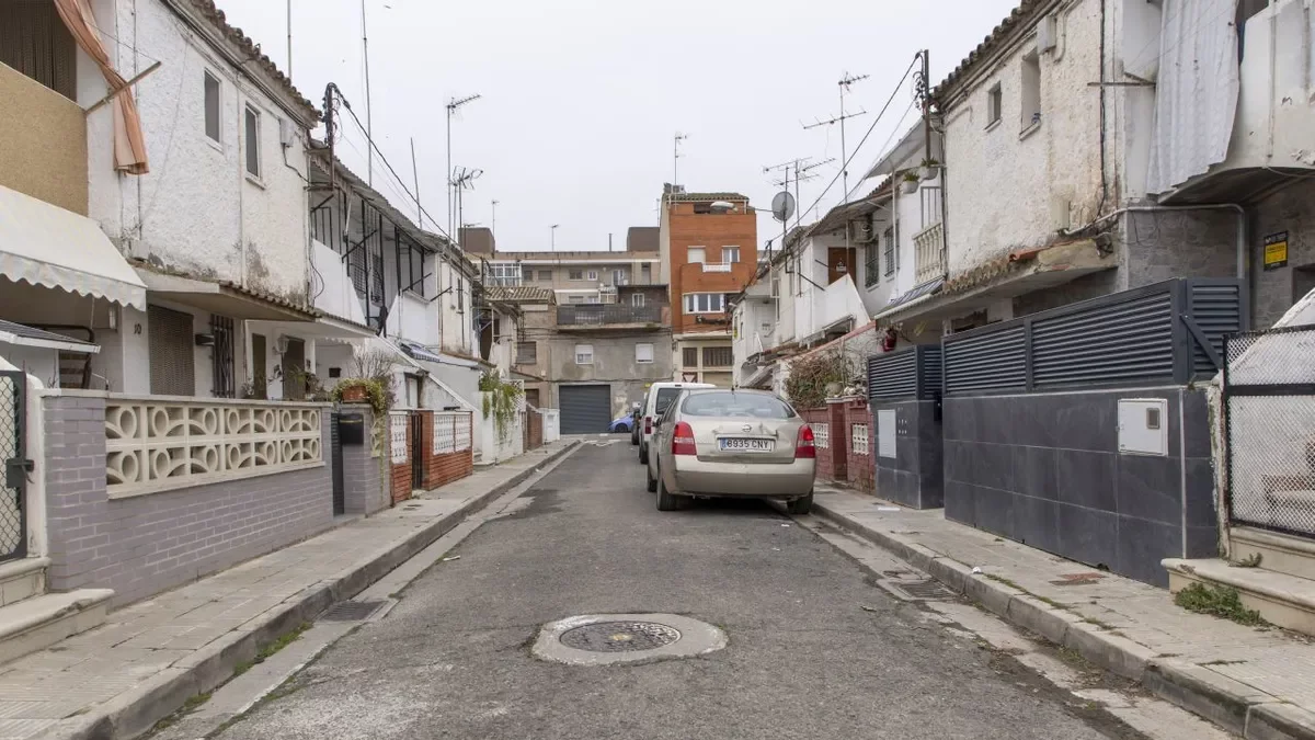 El cadàver va ser trobat dijous en un habitatge del carrer Verge del Pilar de Balàfia. - JORDI ECHEVARRIA