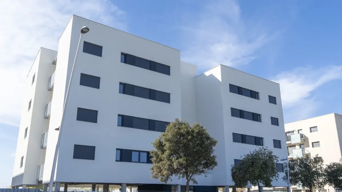 Última promoción de pisos sociales de alquiler construidos en Els Mangraners. - PAU PASCUAL PRAT