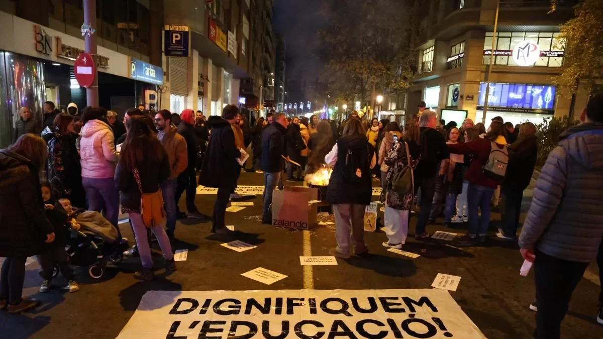 Una protesta de personal educativo en Lleida el pasado diciembre. - AMADO FORROLLA
