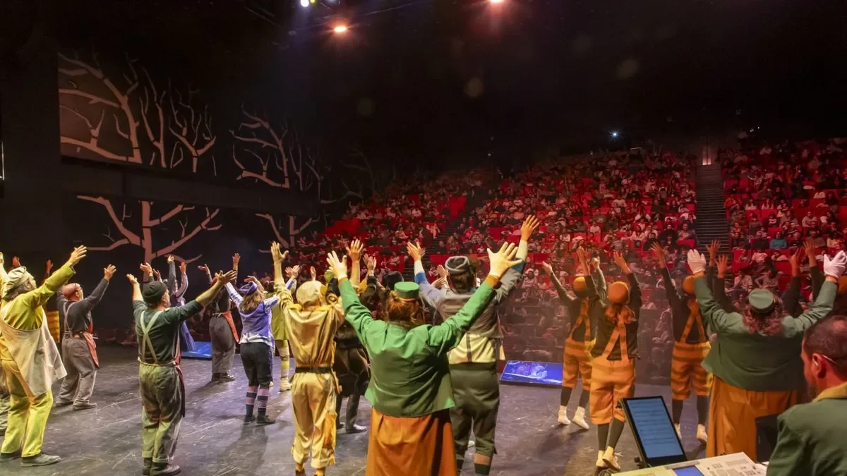 El públic va omplir ahir el Teatre de la Llotja en l’estrena de la sisena edició de l’espectacle musical ‘La Factoria dels Reixos’, amb funcions també avui i demà. - JORDI ECHEVARRIA