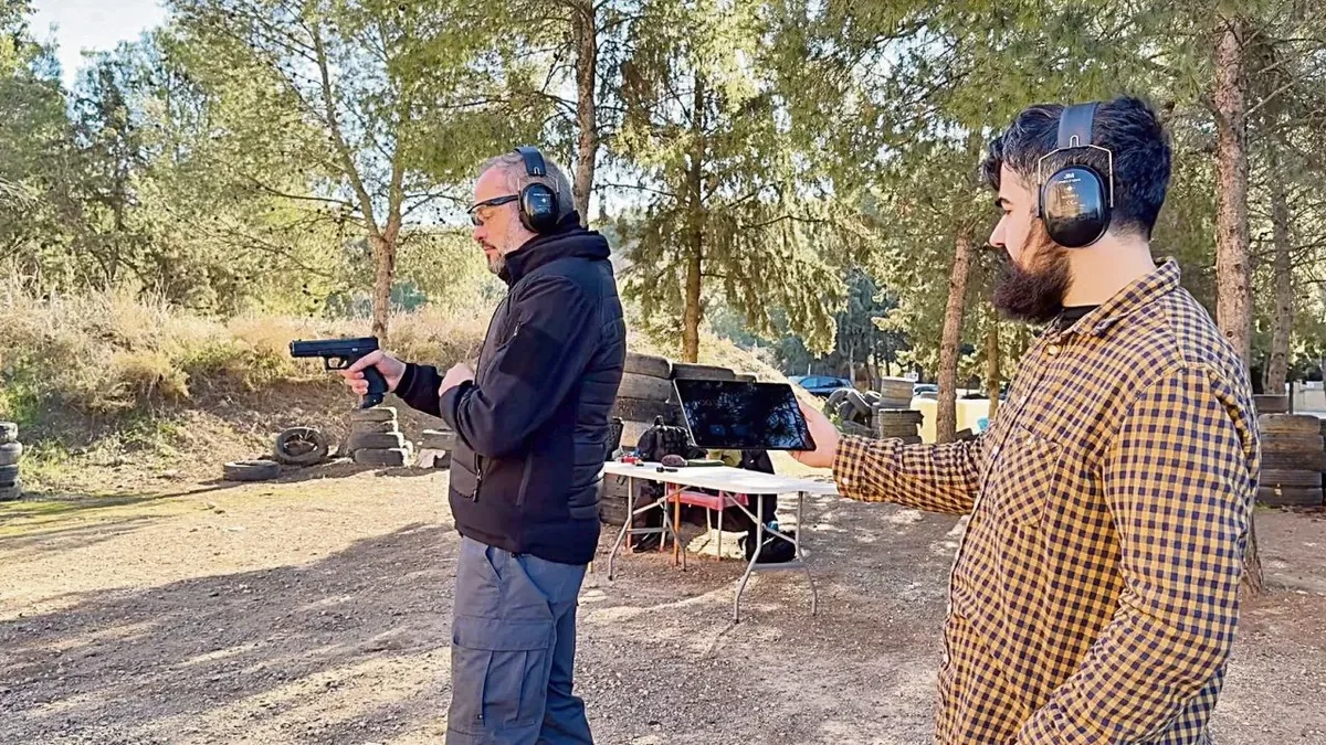 Jose Gálvez i Pau Gairí, provant el dispositiu al camp de tir. - AIDÉ ROBLES