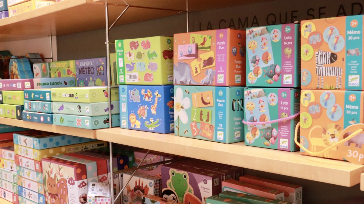 Puzzles i jocs de taula exposats en una botiga de Terrassa.