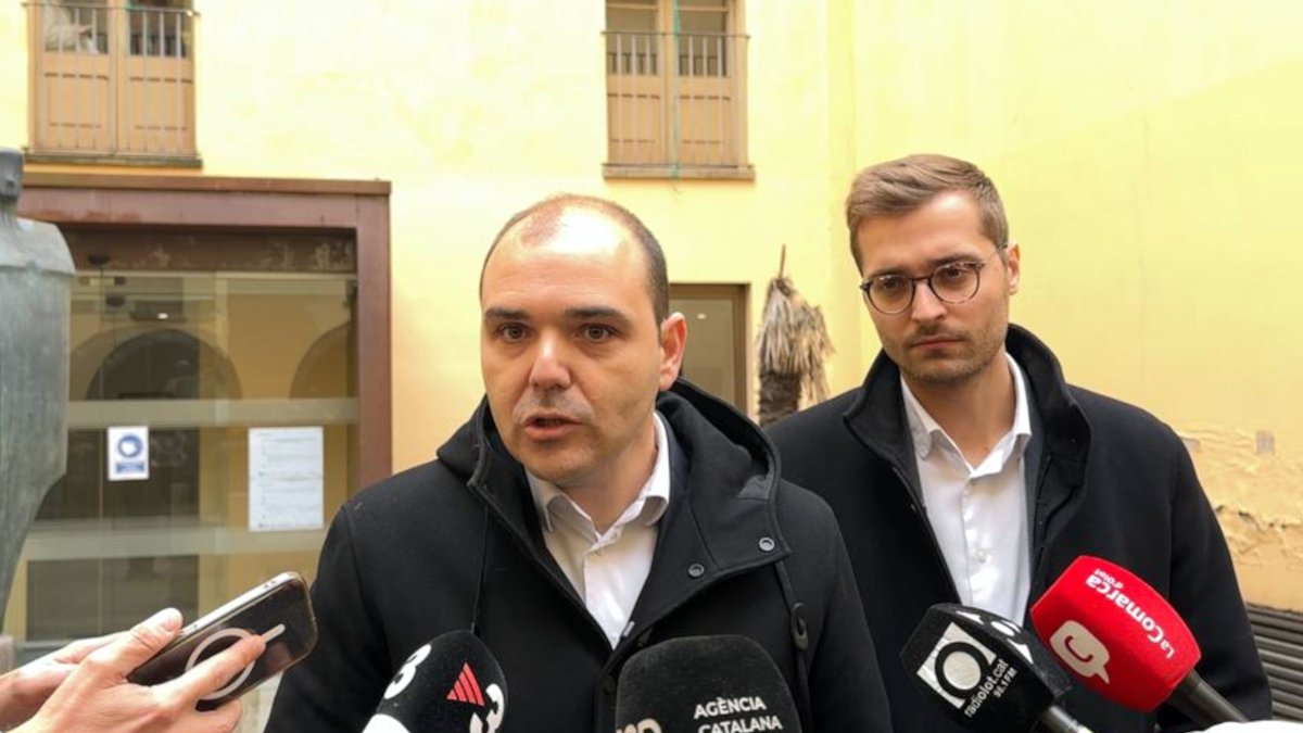 El conseller de la Presidència, Albert Dalmau, durant una atenció als mitjans.