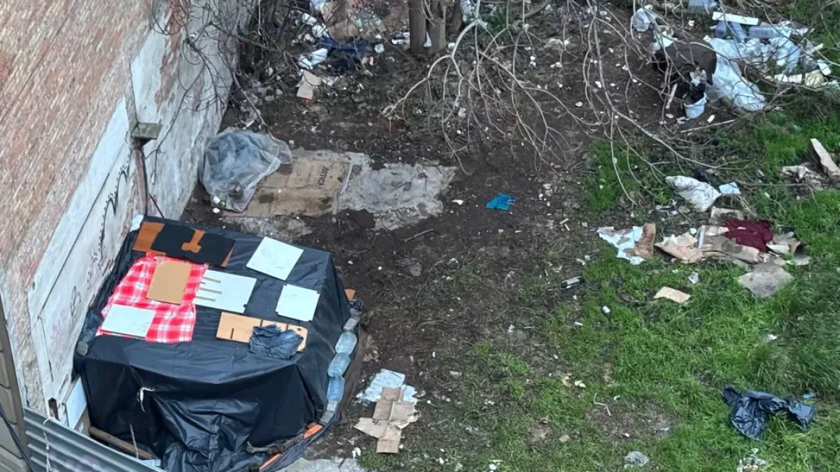 Campamento instalado en un solar de la calle Lluís Roca, en Noguerola, donde hay numerosas ratas.