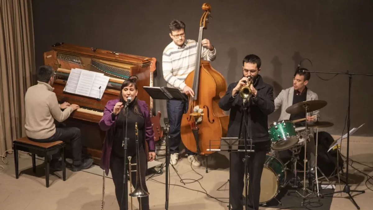Un momento del concierto de Alba Pujals Quintet ayer en el castillo de Concabella. - LAIA PEDRÓS