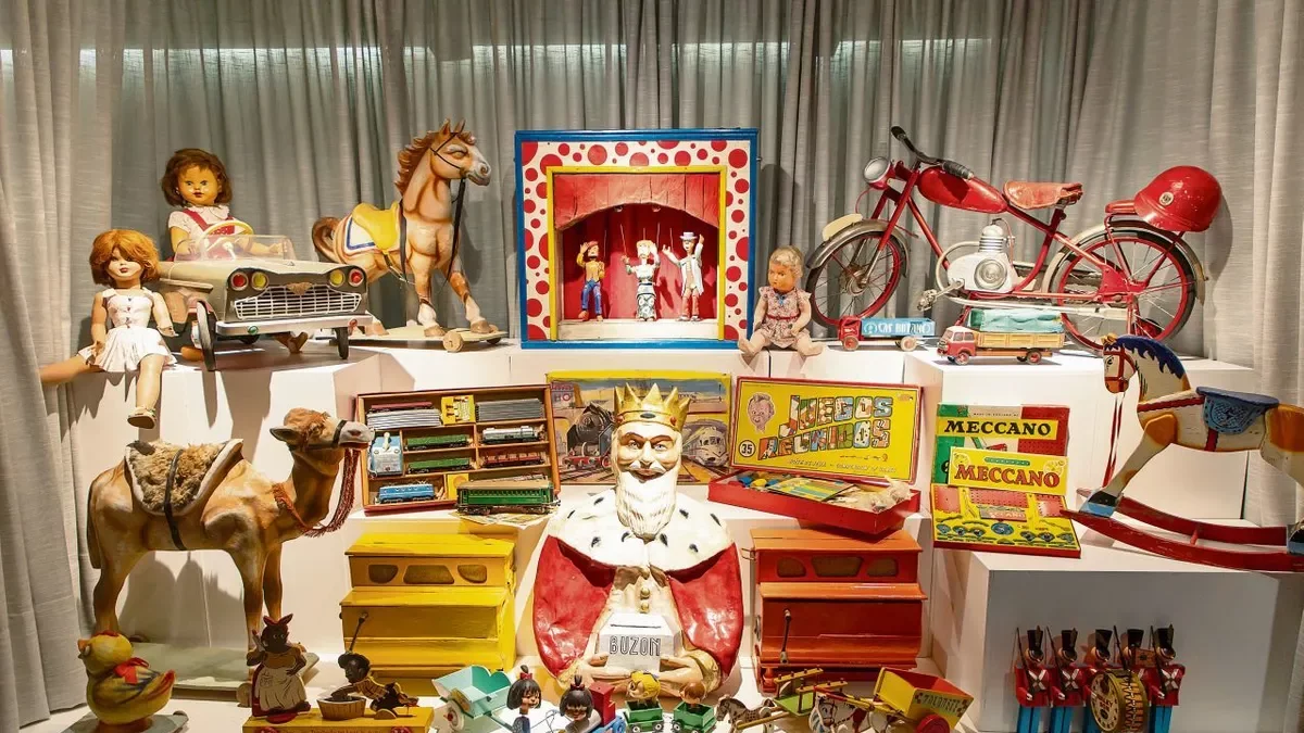 Una vintena de peces de Lo Baratillo estan exposades al Casino Principal des del 16 de desembre fins a l’1 de febrer. -Jordi Echevarria