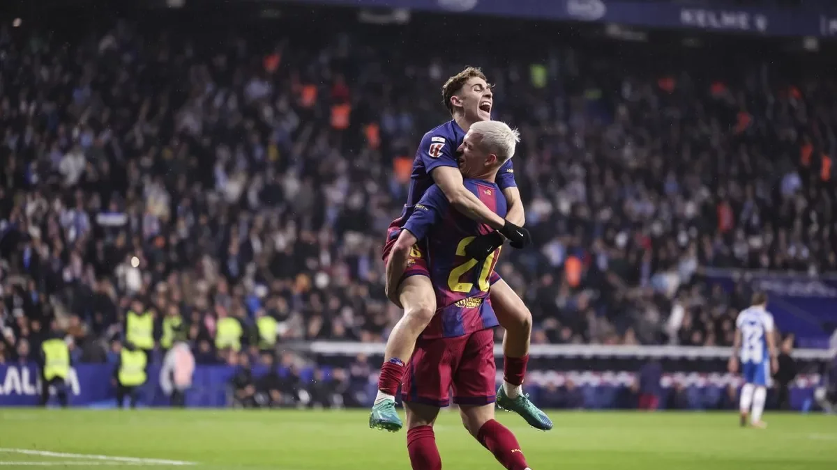 Fermín y Dani Olmo celebran el primer gol blaugrana. - EFE/SIU WU