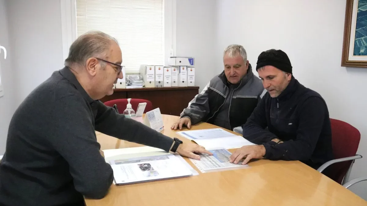 El alcalde de Massalcoreig, Josep Maria Vallés, con miembros de la comunidad de regantes de ‘La Sècla’. - ALBA MOR/ACN