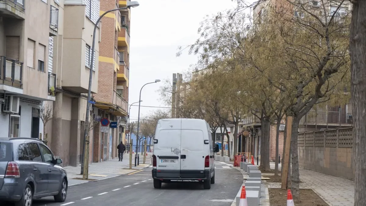 Vehicles circulant ahir pel tram inaugurat del carrer. - PAU PASCUAL PRAT