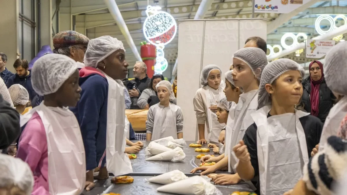 Un grup de nens, ahir al Cucalòcum, omplint els seus tortells artesanals. - PAU PASCUAL PRAT