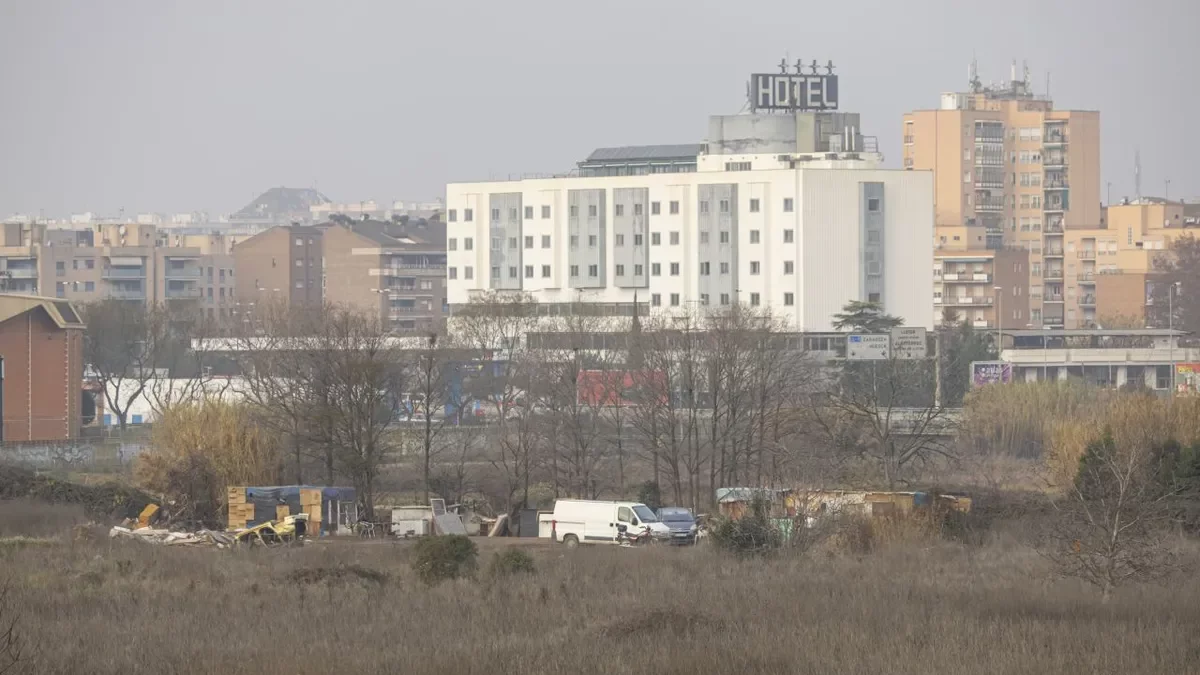 Un dels campaments que denuncien els veïns de la Bordeta. - JORDI ECHEVARRIA