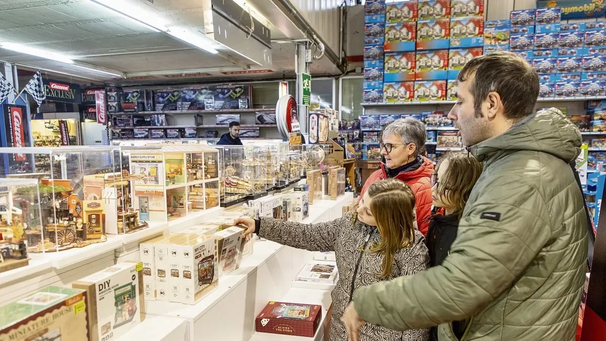 Una família escollint joguets a la botiga Agustí Mestre de Lleida. - JORDI ECHEVARRIA