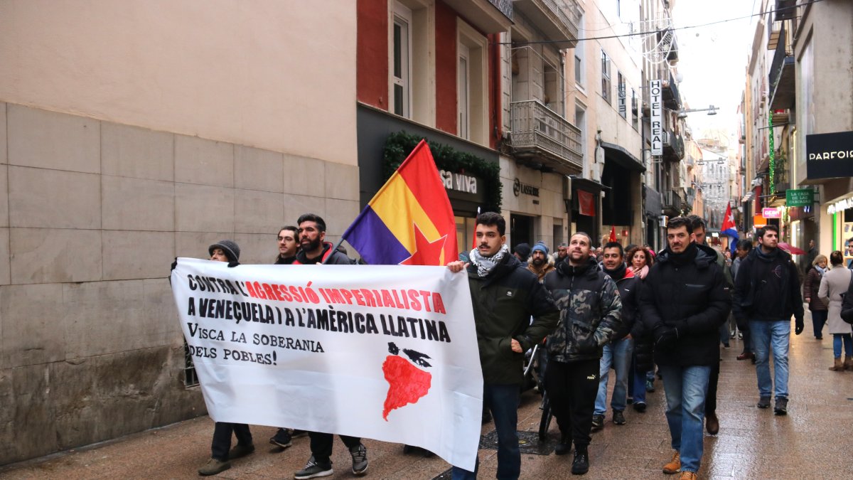 La manifestación a su paso por la calle Major.
