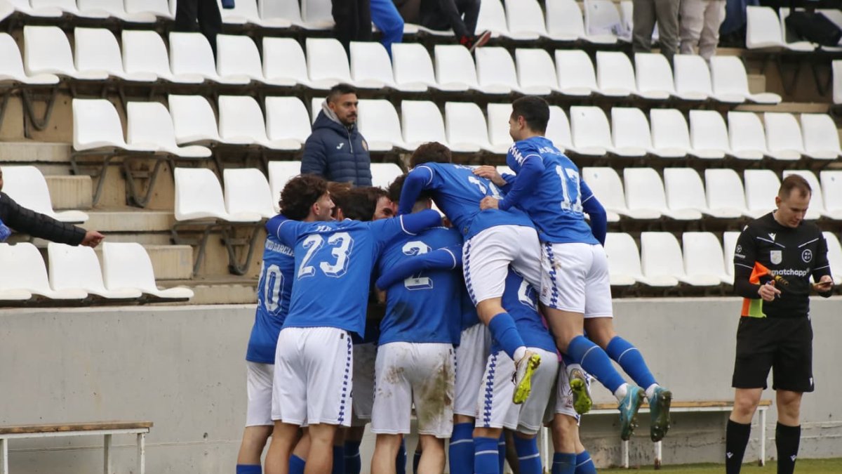 Los leridanos celebran uno de los dos goles de este domingo en el Camp d'Esports.