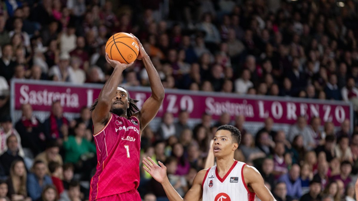 James Batemon lanza a canasta en una de las acciones del partido de este domingo en el Barris Nord.