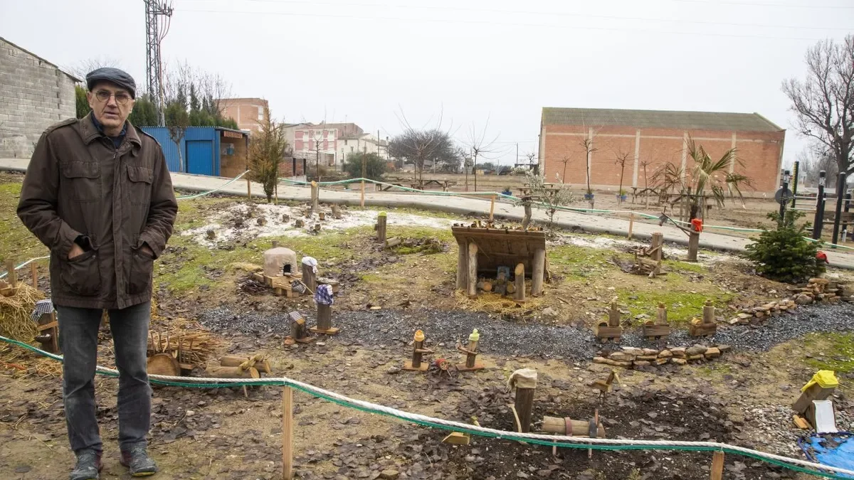 Nando Farré junto al pesebre del parque del Reguer, que monta con material reciclado desde hace cuatro años. - LAIA PEDRÓS