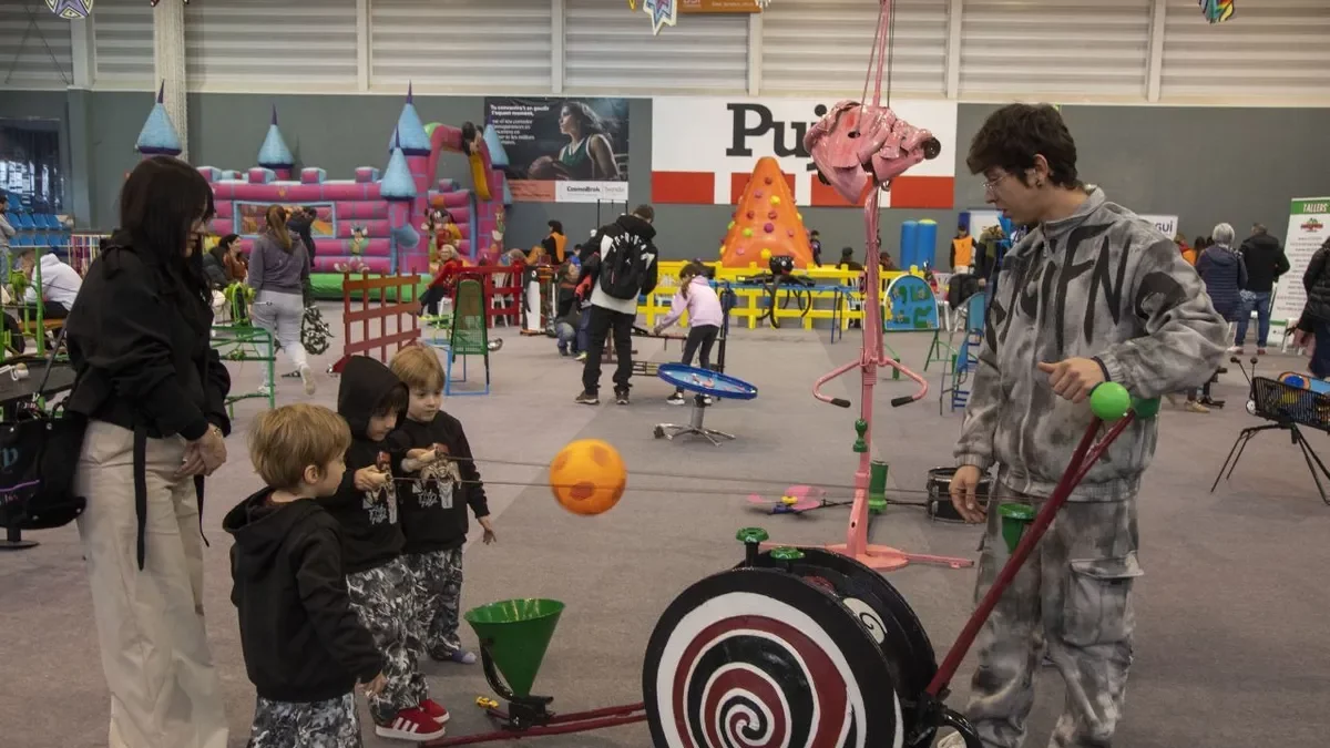 Niños en la instalación artística ‘L’Animalada’ de Katakrak con juegos de ingenio y estrategia. - LAIA PEDRÓS