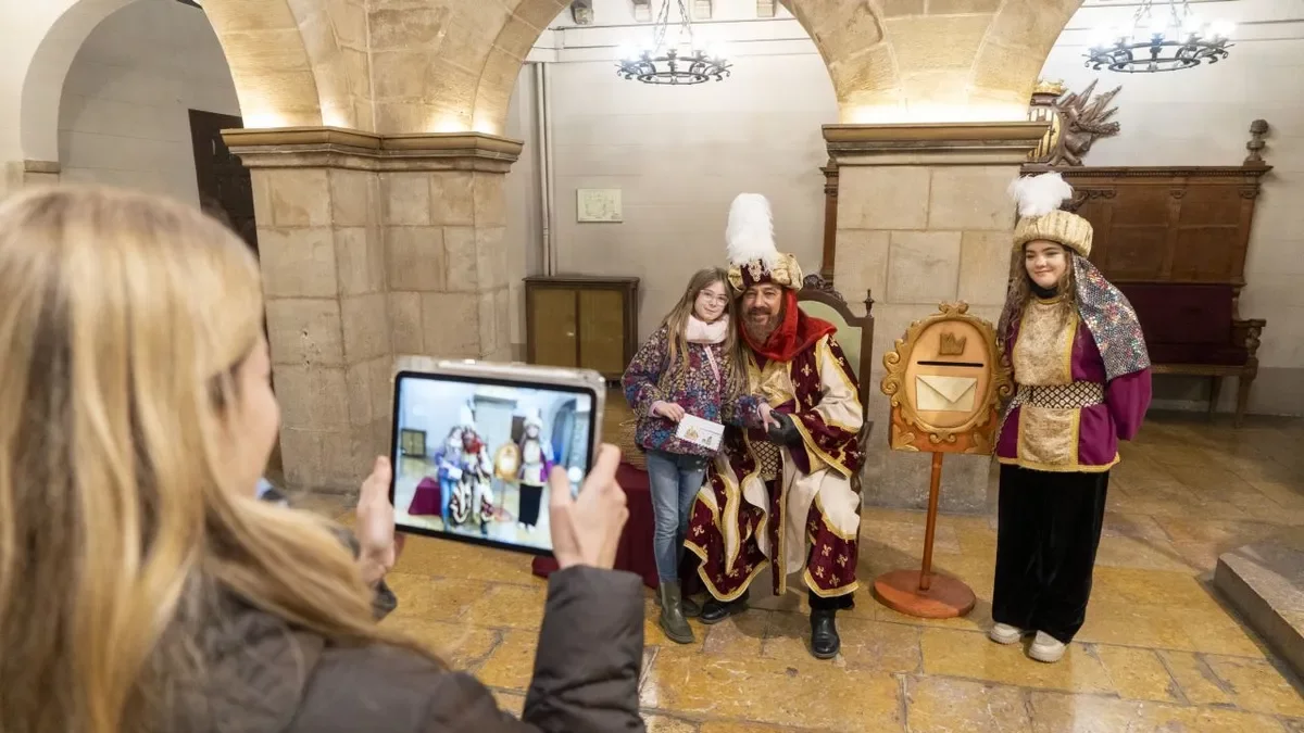 El Gran Camarlenc de Lleida atendió ayer a los niños en el patio del Palau de la Paeria. - PAU PASCUAL PRAT