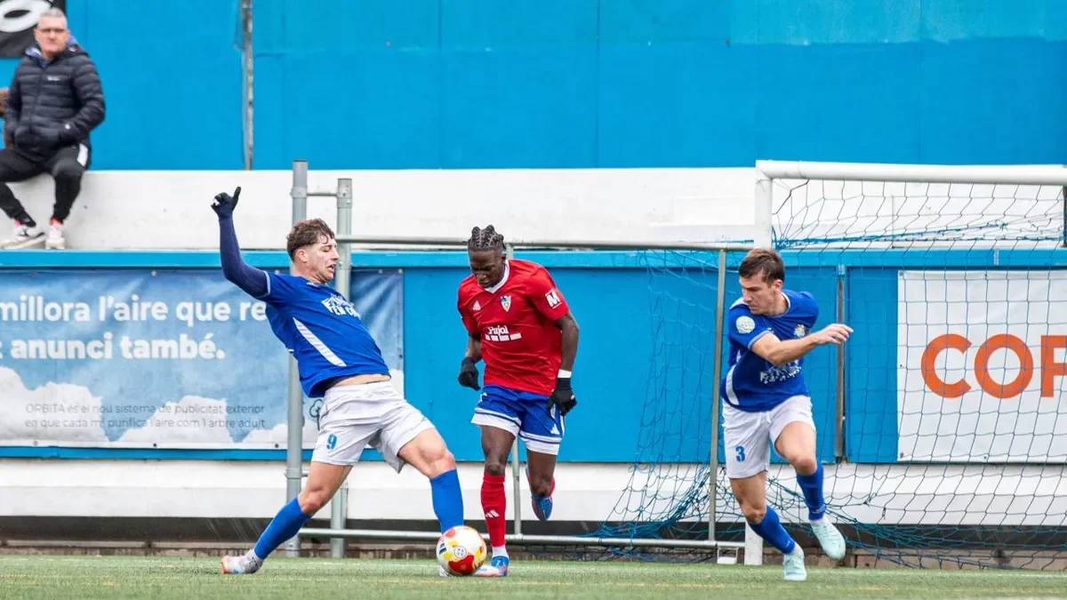 Lamine, del Mollerussa, intentando superar a dos jugadores rivales. - JOSEP MARÍA RIBES