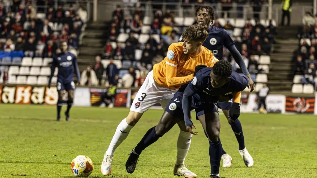 Alya Camara lucha por un balón junto a un defensa. - INGRID SEGURA
