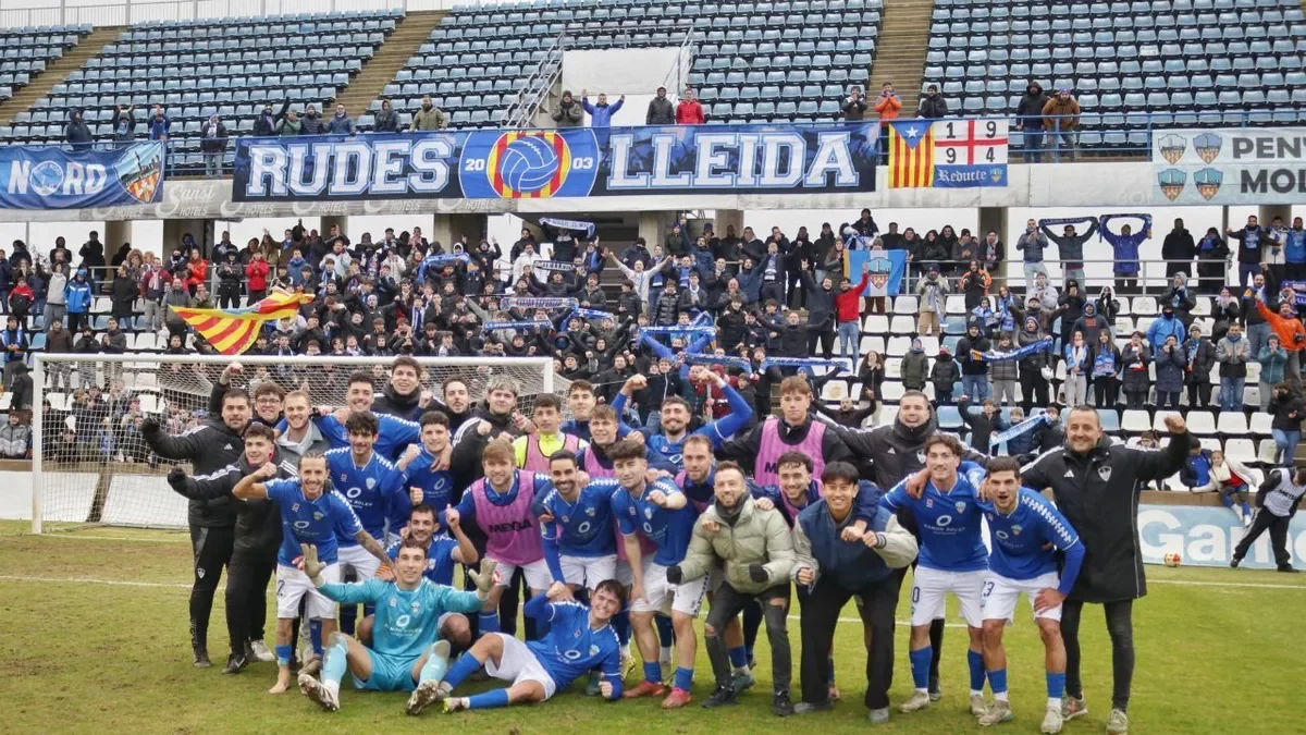 Jugadores y cuerpo técnico celebrando la primera victoria del año, frente a una afición siempre fiel. - ÀLEX SAMPER
