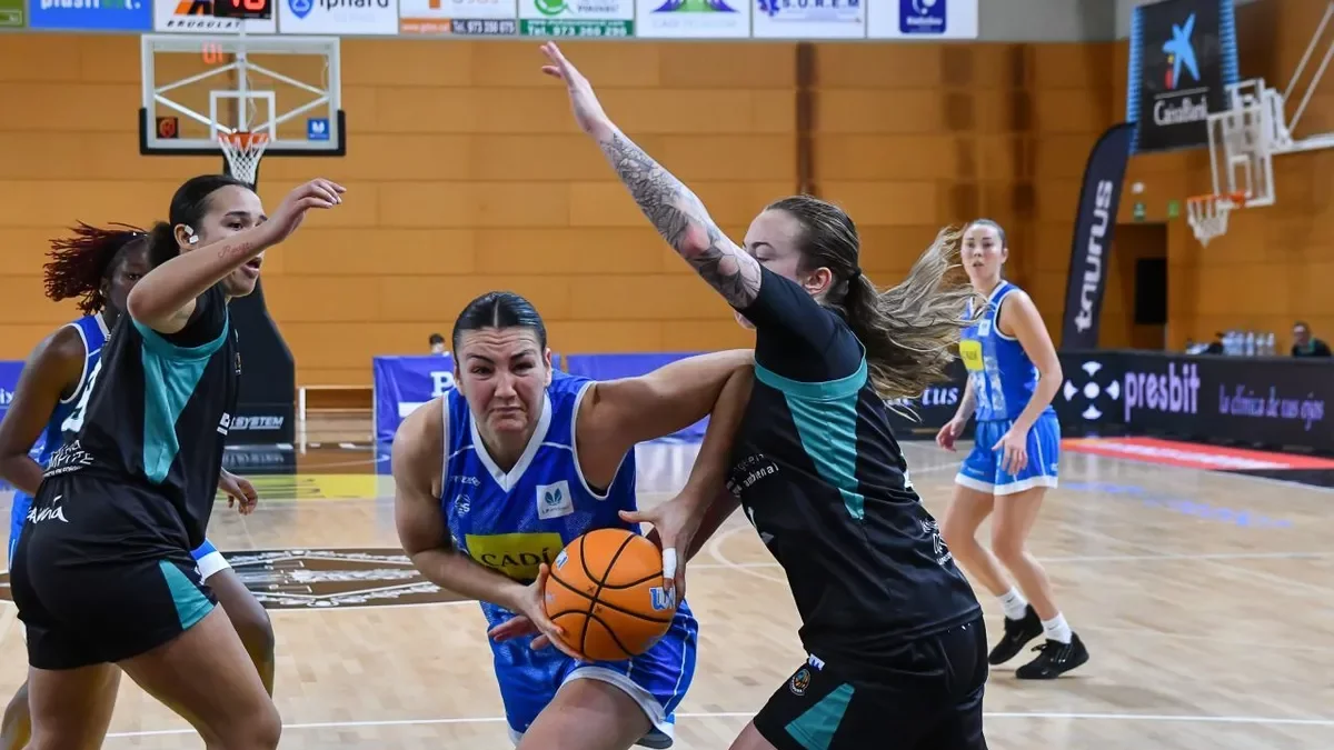 Ainhoa Gervasini intenta penetrar hacia canasta entre dos jugadoras del Estepona. - AGUSTÍ PEÑA