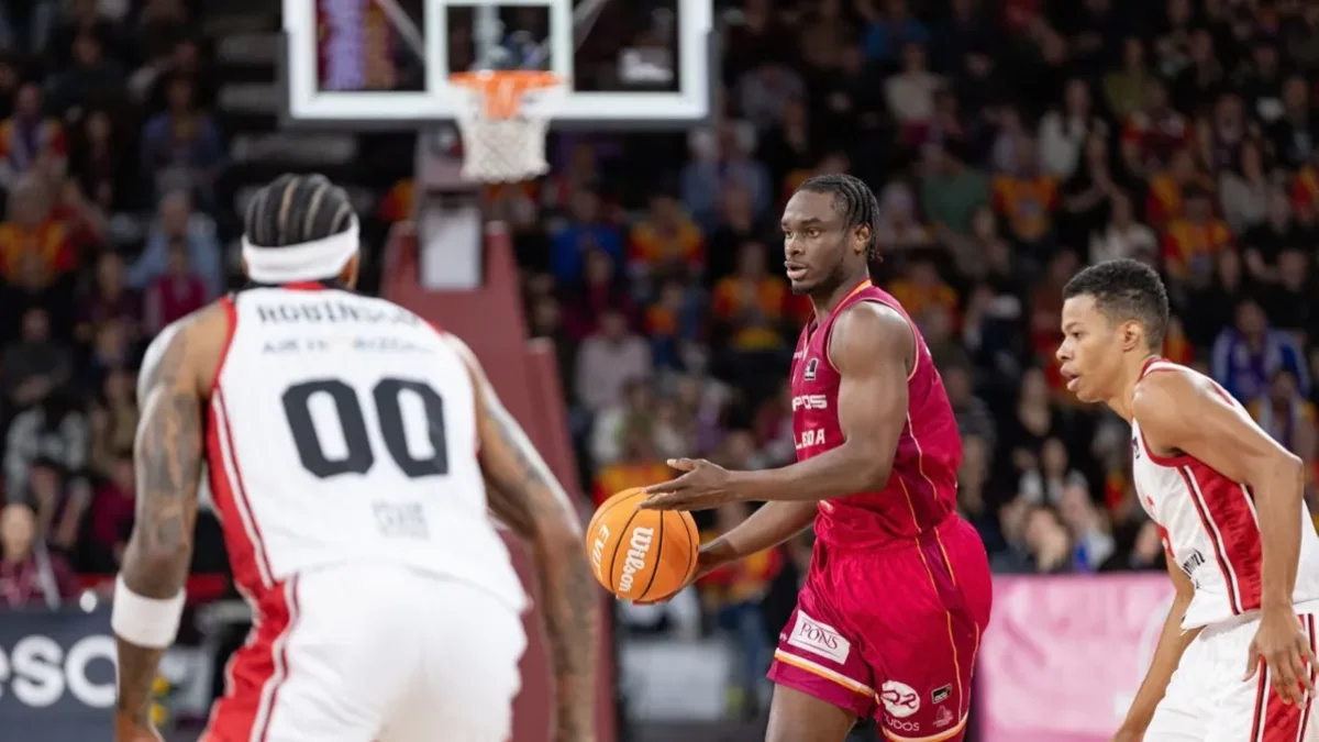 Caleb Agada se vio superado por los bases rivales. - JAVI ENJUANES