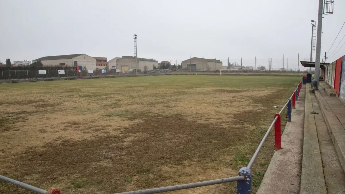 En el campo de fútbol se retirará un escalón de las gradas y se desplazará parte de la valla perimetral. - LAIA PEDRÓS