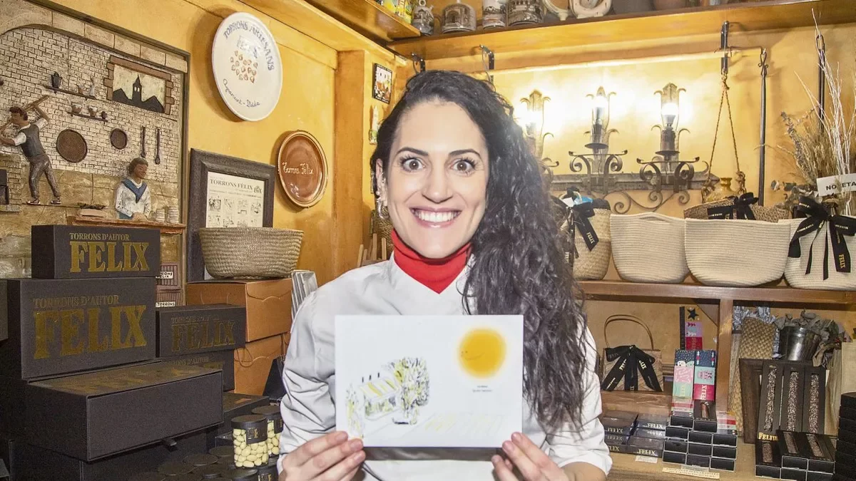 Zoe Valero, segunda generación de Torrons Fèlix, mostrando el Solete de la Guía Repsol.