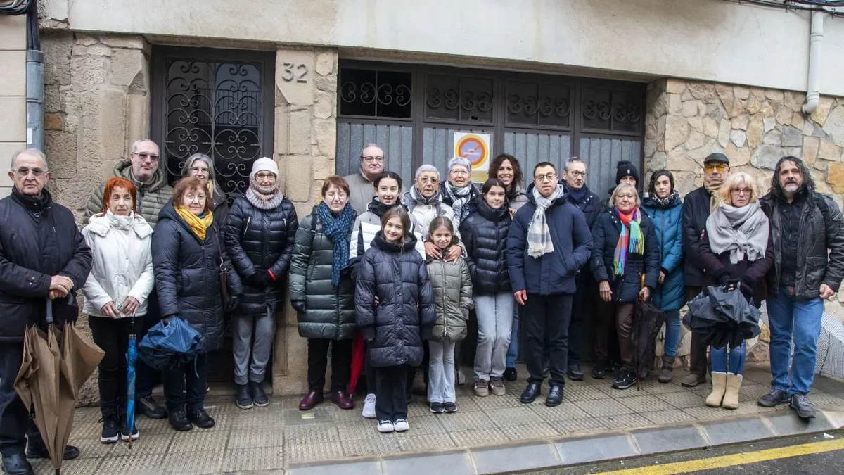 La familia del homenajeado con las autoridades y la Stolpersteine delante de su casa en Bellpuig. - LAIA PEDRÓS