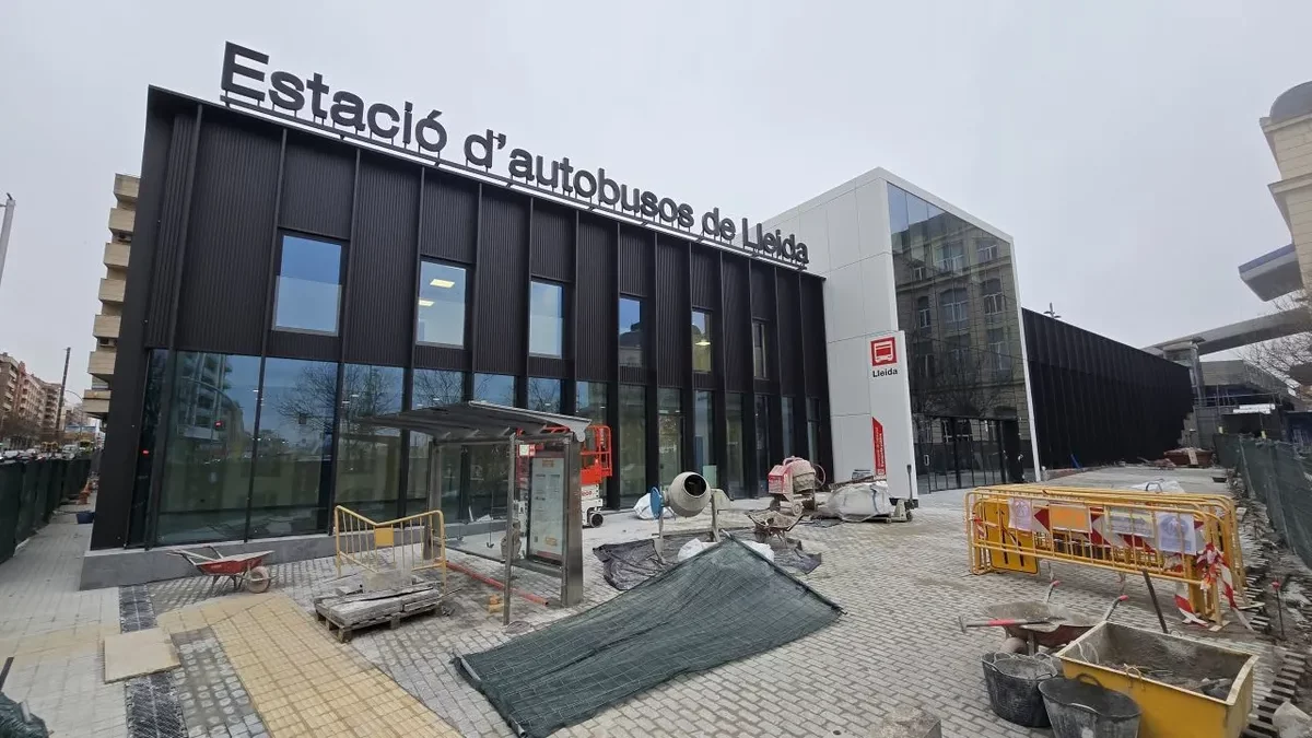 Fachada de la estación vista desde la plaza Ramon Berenguer IV, con la marquesina y el cartel vertical. - JORDI ECHEVARRIA