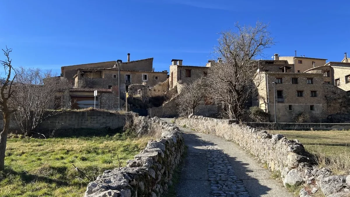 Un camino de acceso a Josa i Tuixén, la gran excepción del Pirineo, ya que en 25 años no se ha construido ninguna vivienda. - ALBERT L. COBO/ACN