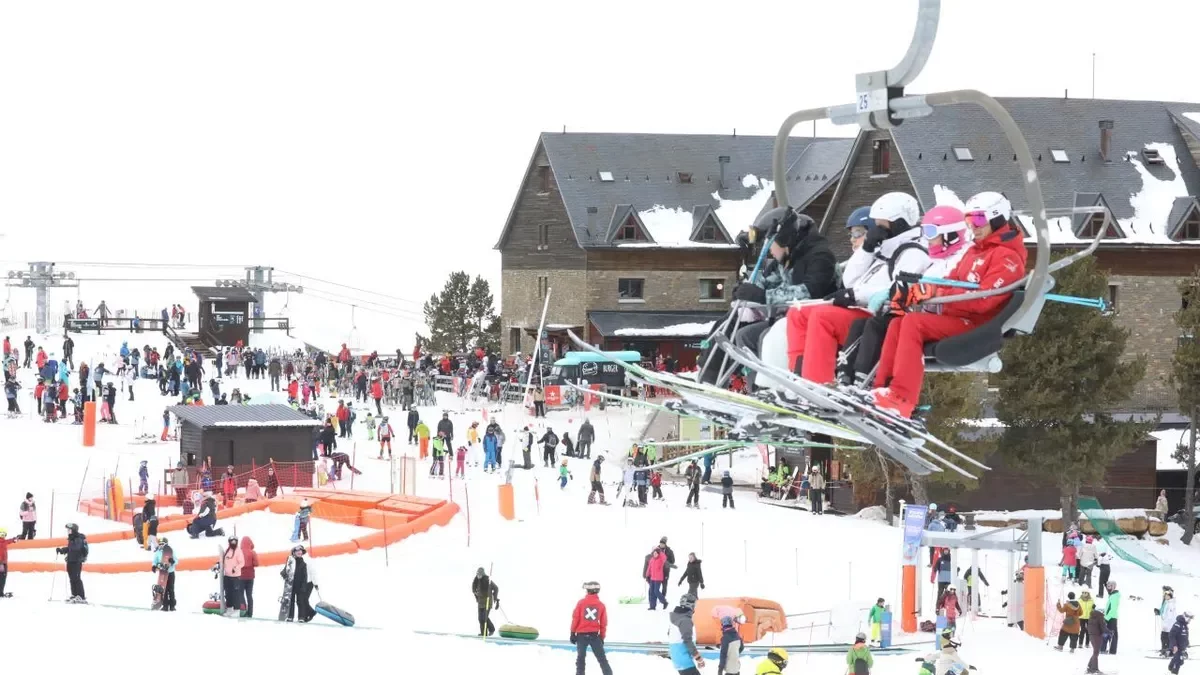 La estación de Port Ainé, en el Sobirà, donde la afluencia de esquiadores seguía siendo ayer masiva. - FGC