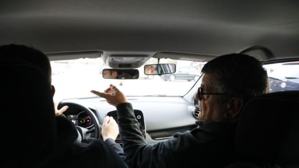 Un alumne i un professor d'autoescola durant unes pràctiques.