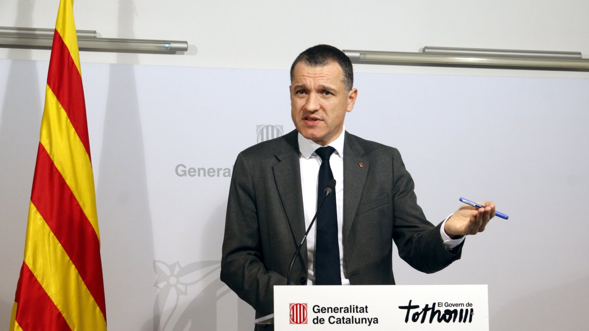 El consejero|conseller de Agricultura, Oscar Ordeig, en rueda de prensa en la sede del Departamento en Lleida.