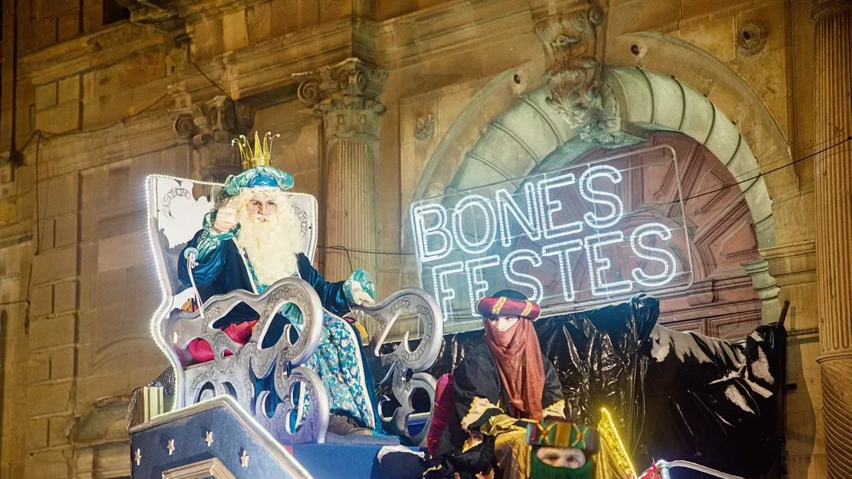 Cervera. A la capital de la Segarra els Reixos van iniciar la cavalcada a l’avinguda Mil·lenari i la van acabar a l’església de Santa Maria. Durant el recorregut alguns afortunats van poder rebre els primers regals de mans dels emissaris reals. - JORDI BONILLA