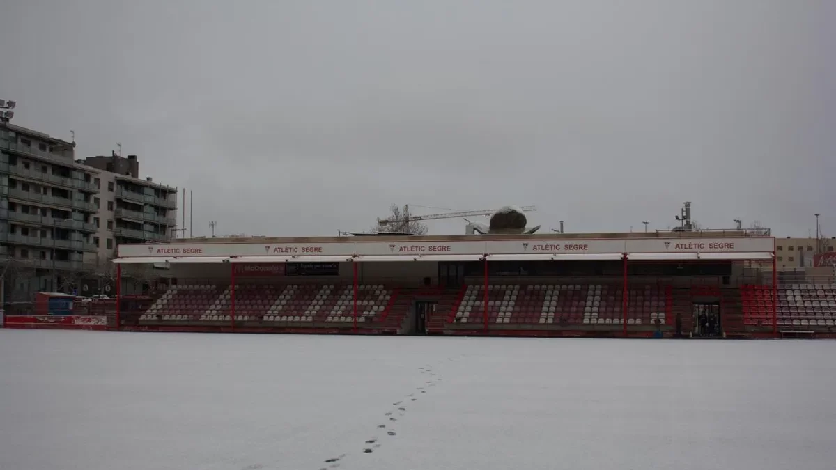 El terreno de juego del Ramon Farrús cubierto por la nieve. - AEM