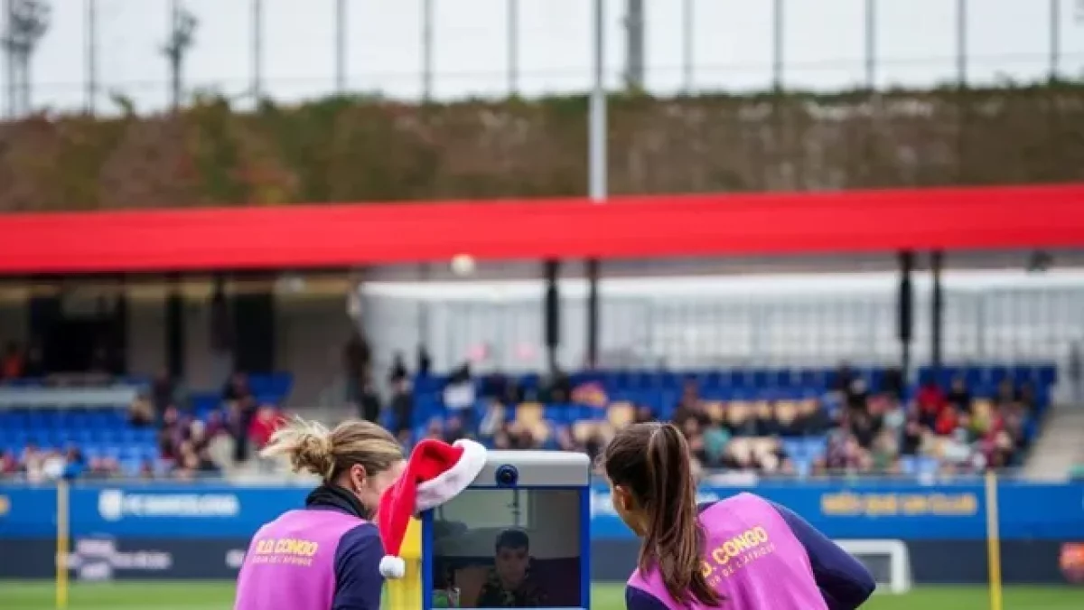 Las jugadoras interaccionaron con los robots de la Fundació. - FCB
