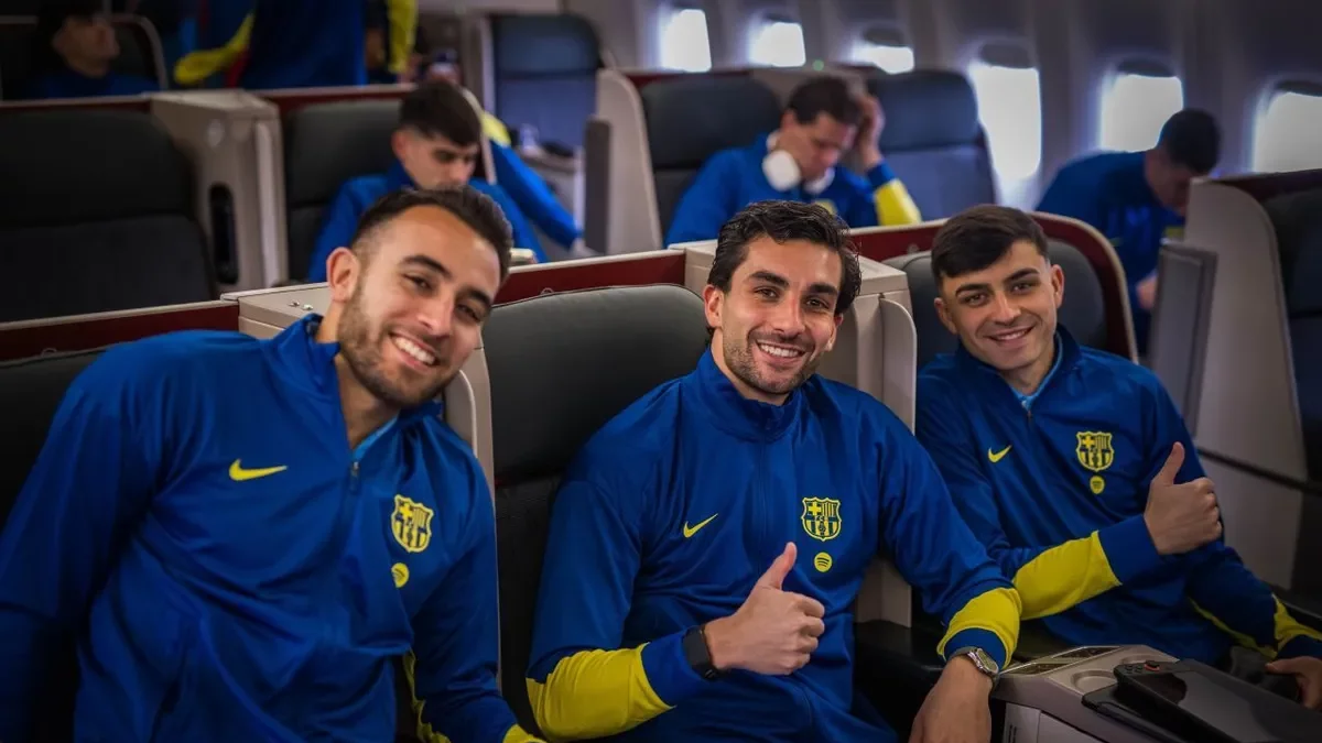 Eric Garcia, Ferran Torres y Pedri, en el avión antes de emprender viaje hacia Arabia Saudí. - FCB