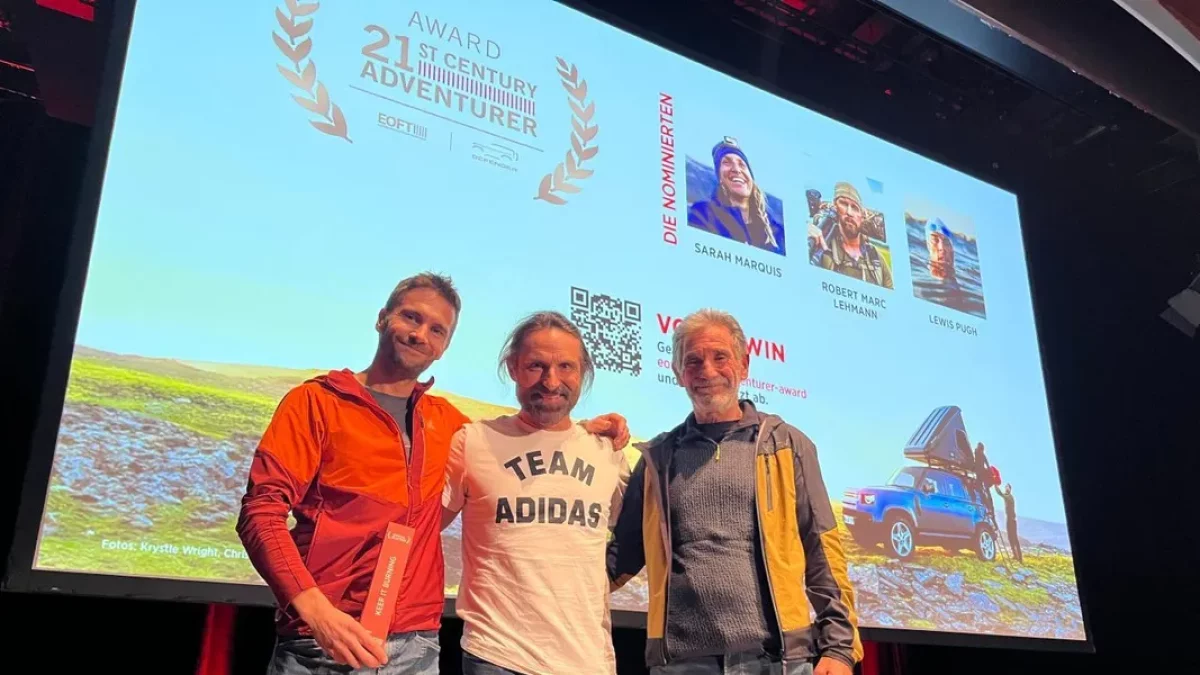 Edu, el seu germà i el seu pare després de rebre un premi.