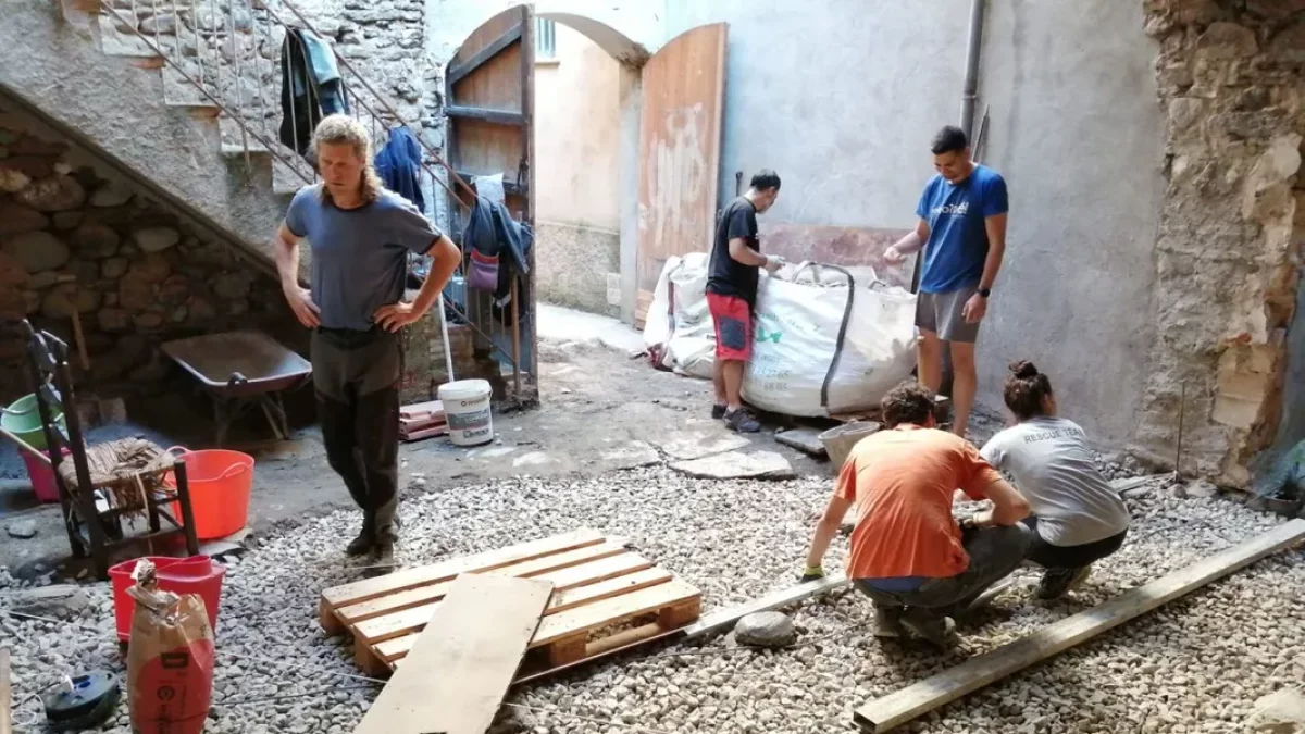 Voluntarios llevan a cabo trabajos en el Ateneu de manera voluntaria. - ATENEU ALT URGELL