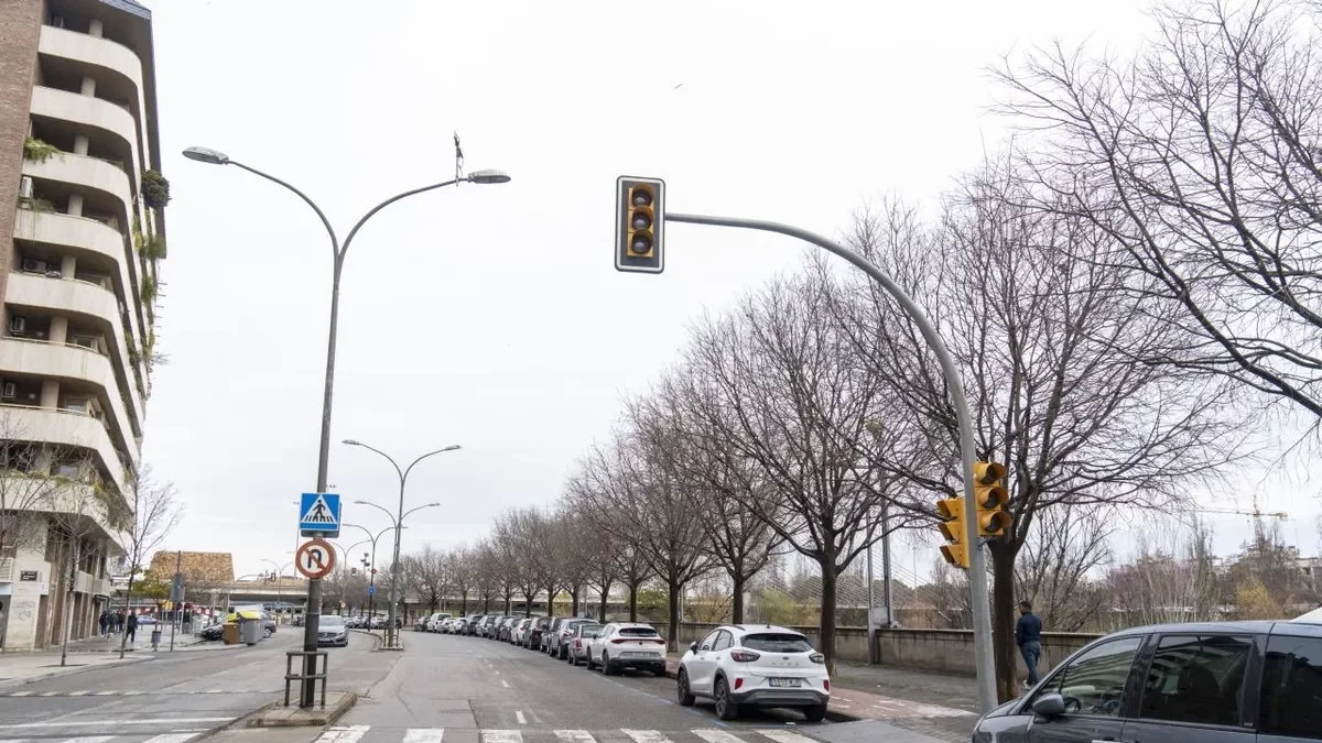 Instal·lat el nou semàfor a l’avinguda del Segre amb General Brito - PAU PASCUAL PRAT