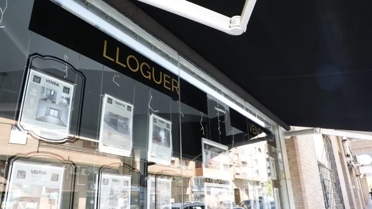 Pisos de lloguer i en venda anunciats a l’aparador d’una immobiliària de la ciutat. - SEGRE