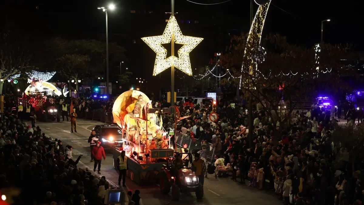 Miles de leridanos recibieron efusivamente ayer a Sus Majestades de Oriente en una multitudinaria cabalgata por las calles de la capital. - AMADO FORROLLA