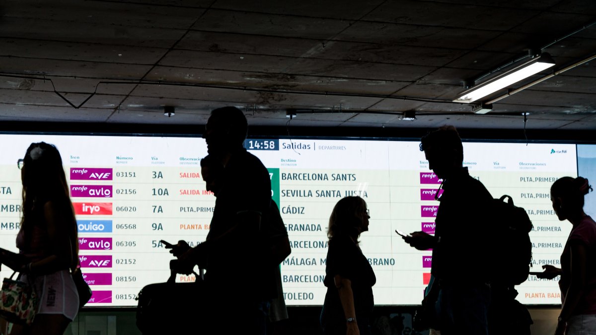 Arxiu- Desenes de persones a l’estació de trens Porta d’Atocha-Almudena Grandes, a 24 de juliol de 2025, a Madrid (Espanya).