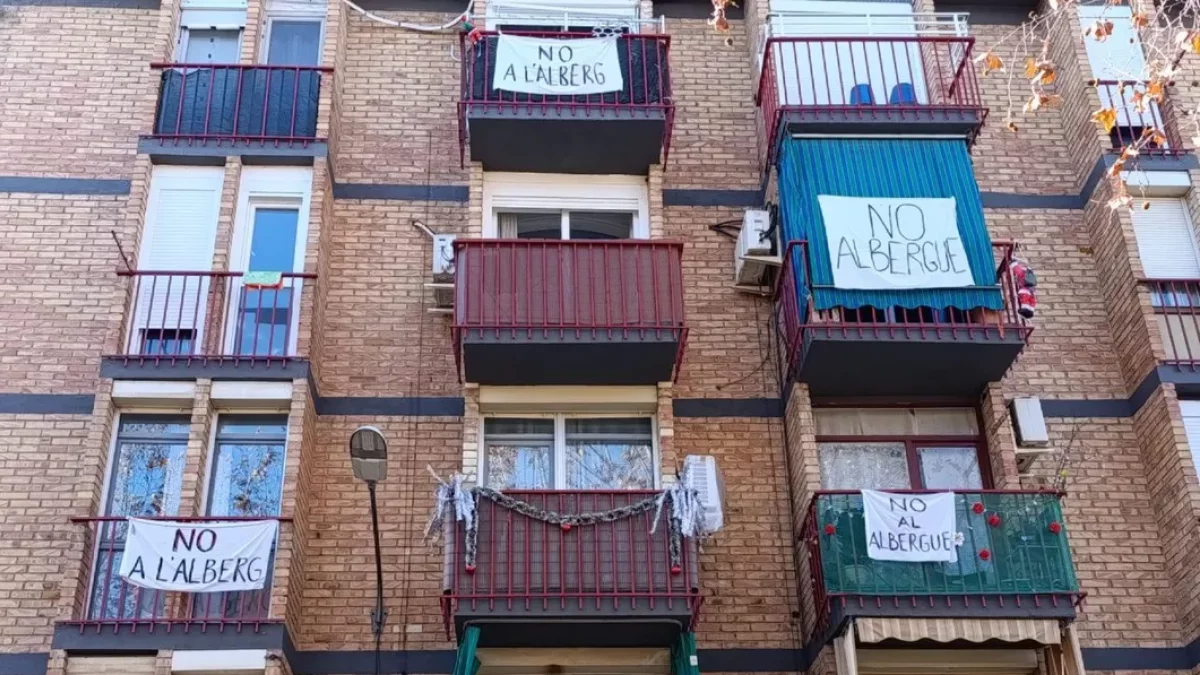 Pancartes en contra de l’alberg en diversos balcons de Balàfia. - ES